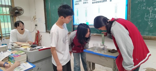推门听课来“把脉”：都昌教体局为化民中学青年教师成长“加满油”
