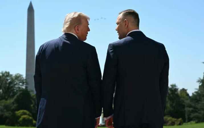 特朗普在双边会晤前问候波兰总统