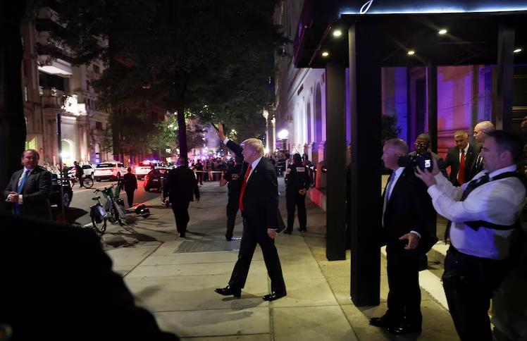 反战团体在DC餐厅质问川普