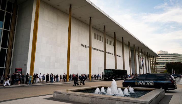 白宫官员，立法者在肯尼迪中心为查理·柯克守夜