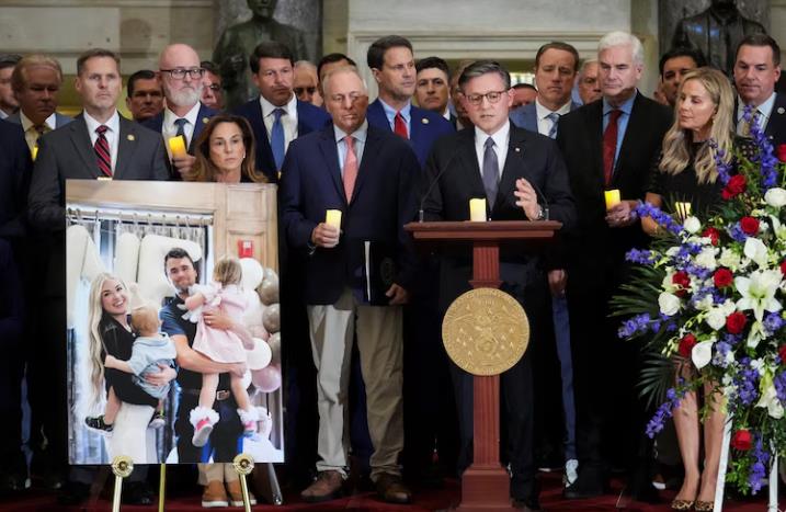 约翰逊在国会大厦为查理·柯克主持守夜祈祷