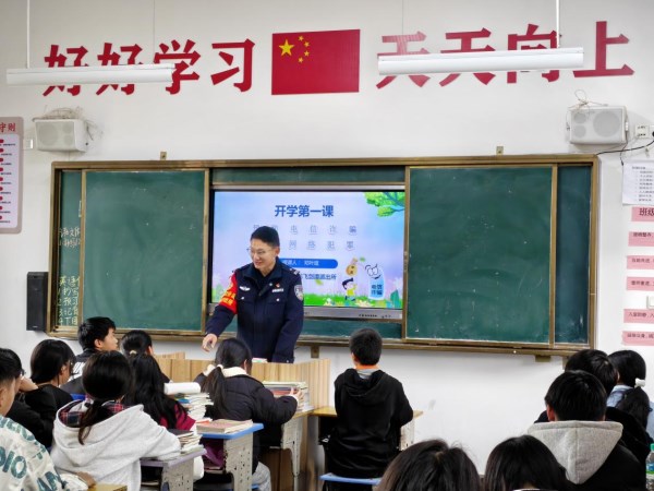 飞剑潭乡扎实开展“开学第一课”安全主题宣传活动