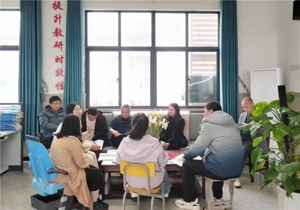 规范备课提质效 凝心聚力促成长 ——峡江县实验中学八年级数学组召开备课工作专项会议